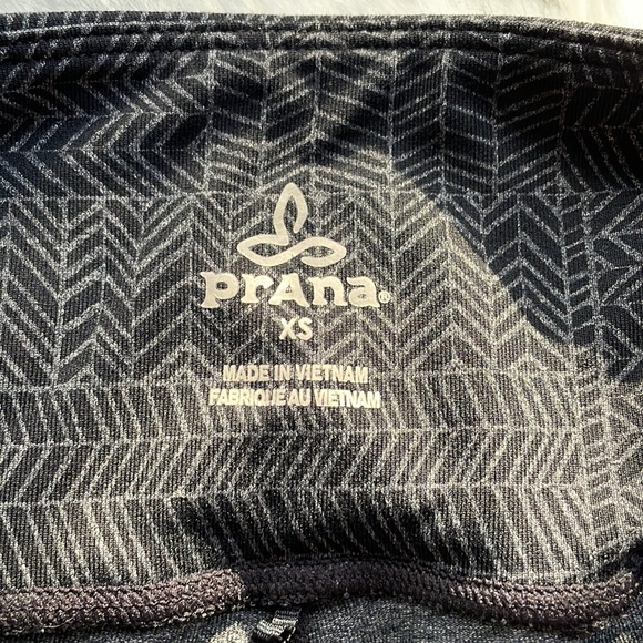 Prana xs blk & gray design - Picture 3 of 4